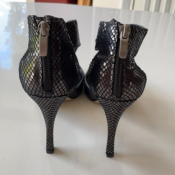 Enzo Angiolini Size 8 Metallic Grey/Black Heel - Picture 3 of 3